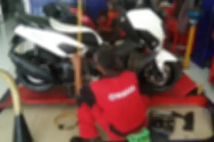 Ilustrasi Yamaha NMAX servis di bengkel resmi.