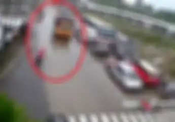 Ngeri, Truk Ngeblong di Salatiga Nyaris Tabrak Pemotor, Tiang Lampu Merah Jadi Sasaran