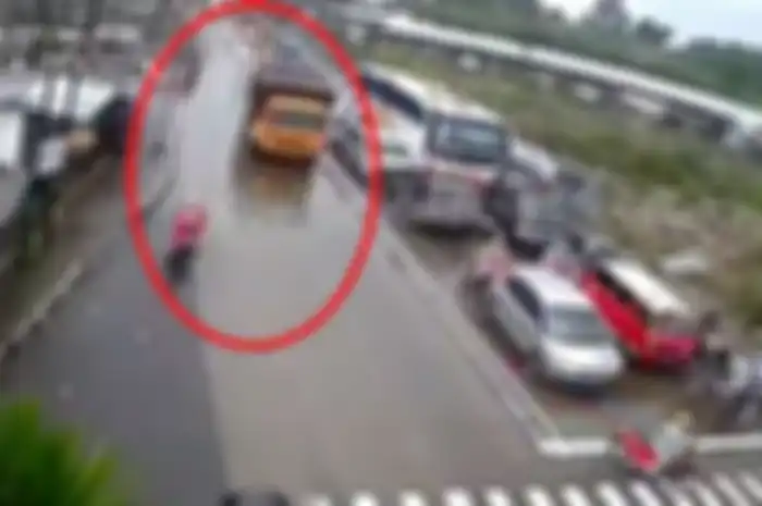 Truk hilang kendali di Salatiga, Jateng pemotor nyaris jadi korban.