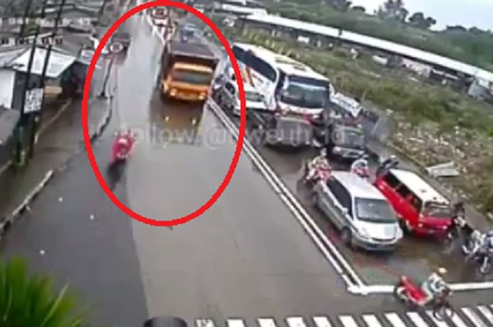 Truk hilang kendali di Salatiga, Jateng pemotor nyaris jadi korban.