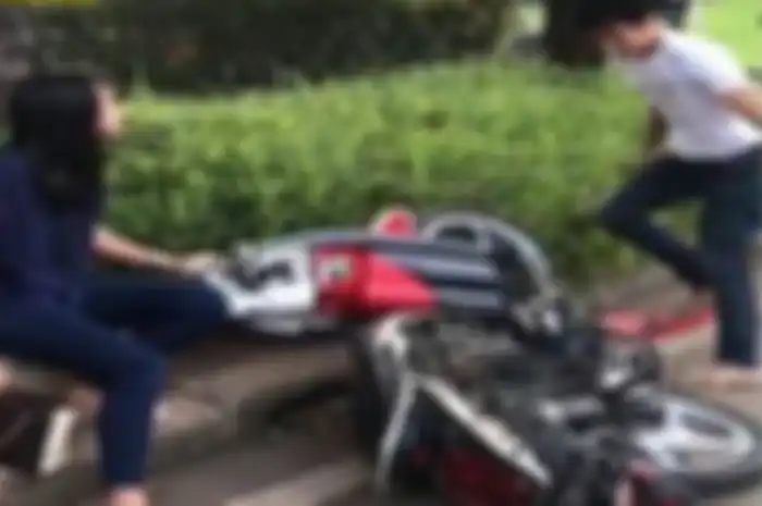 Perempuan yang motornya dihancurkan kekasihnya karena enggak terima ditilang.