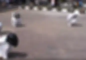 Kocak! Ada Lomba Balap Karung Pakai Helm Peringati Kemerdekaan Indonesia, Simak Videonya..