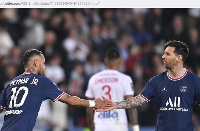 Megabintang Paris Saint-Germain, Lionel Messi, melakukan selebrasi bareng Neymar dalam laga Liga Prancis kontra Olympique Lyon di Stadion Parc des Princes, Minggu (19/9/2021).