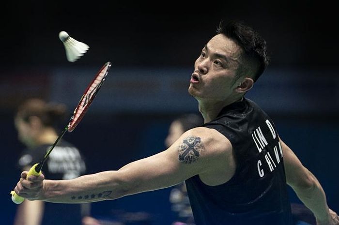 Pebulu tangkis tunggal putra China, Lin Dan, saat berhadapan dengan Chou Tien Chen (Taiwan) pada babak kedua Kejduaraan Asia (Badminton Asia Championships) 2019, di Wuhan Sports Center Gymnasium, China, Kamis (25/4/2019).