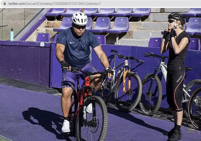 Presiden sekaligus pemilik Real Valladolid, Ronaldo Nazario, menunaikan nazarnya dengan bersepeda ke Santiago de Compostela.