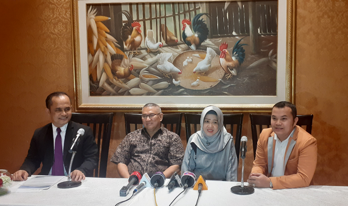 Devi Amelia, ibu dari Vitalia Sesha, bersama kuasa hukum saat konferensi pers di kawasan Kuningan, Jakarta Selatan, Selasa (3/3/2020).