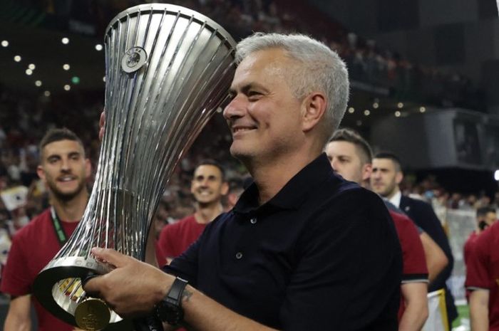 Jose MOourinho mengangkat trofi juara usai AS Roma mengalahkan Fyenoord pada final Conference League 2021-2022.