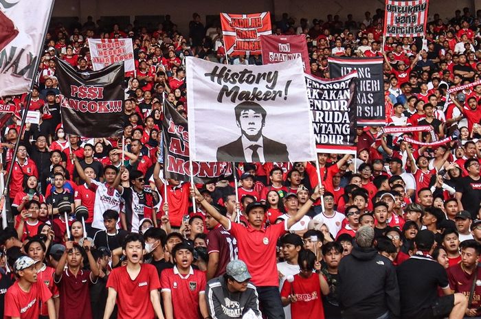 Ekspresi suporter Timnas Indonesia dalam laga Kualifikasi Piala Dunia 2026 melawan Filipina, Selasa (11/6/2024) di Stadion Utama Gelora Bung Karno, Senayan, Jakarta. 