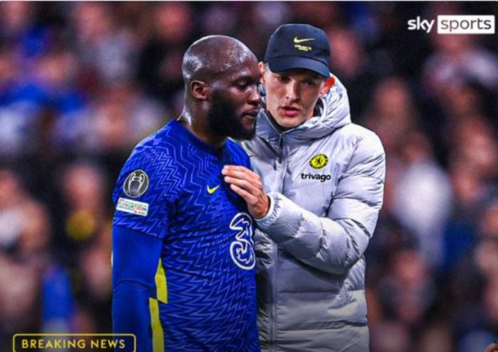 Pelatih Chelsea, Thomas Tuchel, saat berbicara dengan Romelu Lukaku.