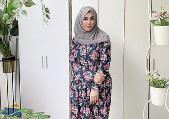 Intip Modisnya Gaya Amy Qanita, Ibunda Raffi Ahmad Saat Kenakan Sandal Teplek Seharga Rp 9 Juta untuk Momong Cucu