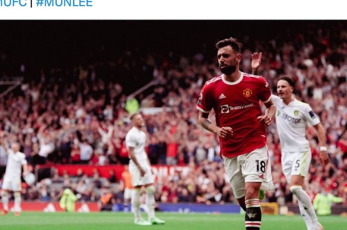 Gelandang Manchester United, Bruno Fernandes, merayakan gol ke gawang Leeds United dalam laga Liga Inggris di Stadion Old Trafford, Sabtu (14/8/2021).