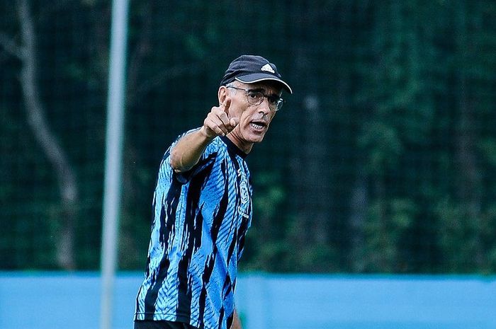 Pelatih Arema FC, Vernando Falente sedang memberikan instruksi saat latihan tim