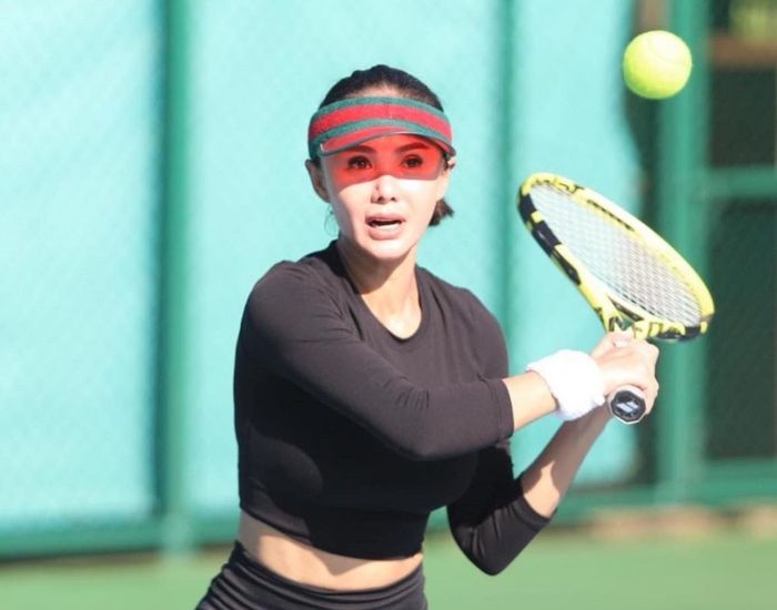 Inspirasi outfit olahraga tenis ala Yuni Shara