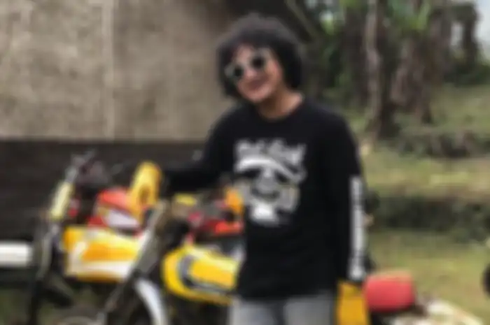 Isa Bajaj trabasan naik Yamaha DT 100.