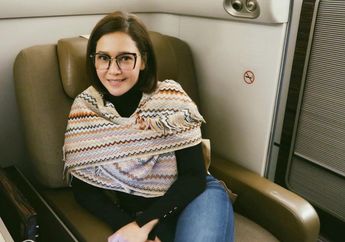 Makan Malam Mewah Ala Jepang dengan Keluarga, Maia Estianty Tampil Kenakan Blus Menerawang Bernilai Fantastis!