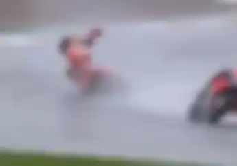 Ngeri, Video Marc Marquez Alami High Side di MotoGP Valencia, Meringis Sambil Pegangi Bahu
