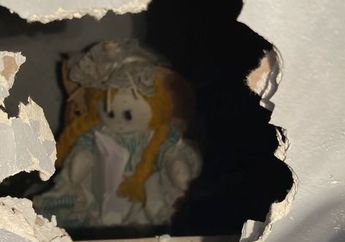 Bak Film Horor! Pria Asal Inggris Temukan Sebuah Boneka di Balik Dinding Rumah Barunya, Bulu Kuduk Auto Berdiri Gegara Terselip Catatan Menyeramkan Ini, Akhir Kisahnya Sungguh Membagongkan!