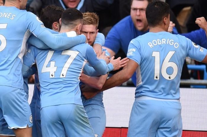 Selebrasi para pemain Manchester City usai Kevin De Bruyne mencetak gol ke gawang Manchester United.