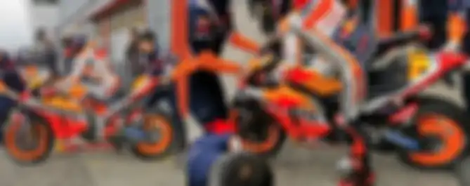 Penampakan pembaruan di motor MotoGP Jorge Lorenzo (panah merah) dibandingkan dengan motor MotoGP Marc Marquez