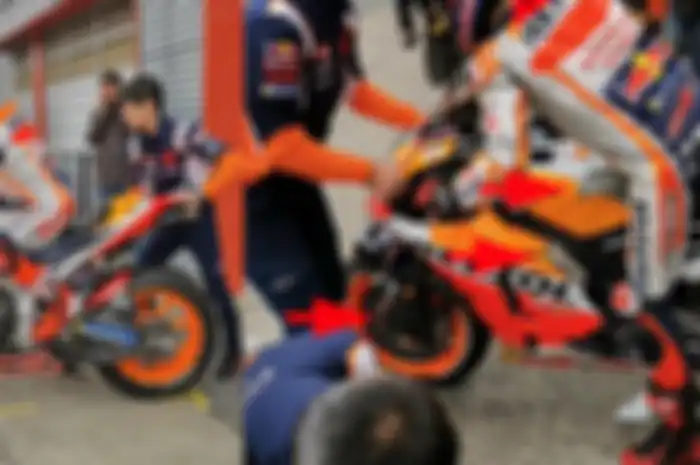 Penampakan pembaruan di motor MotoGP Jorge Lorenzo (panah merah) dibandingkan dengan motor MotoGP Marc Marquez