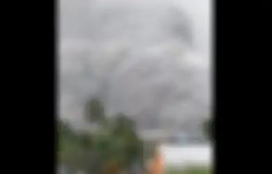 Viral Video di Medsos Tunjukkan Situasi Seram Erupsi Gunung Semeru!