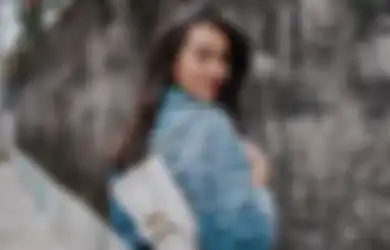Kece! Tiru 5 Denim Outfit Inspo ala Aaliyah Massaid yang Stylish Abis!