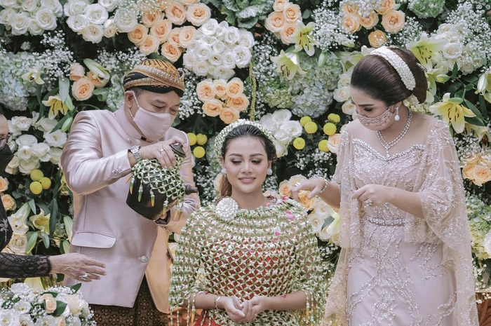 Aurel Hermansyah menjalani prosesi siraman