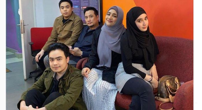 Cindy Fatikasari bersama Tengku Firmansyah dan ketiga buah hatinya