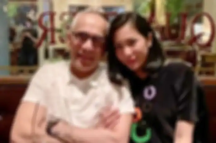 Bunga Zainal dan suami.