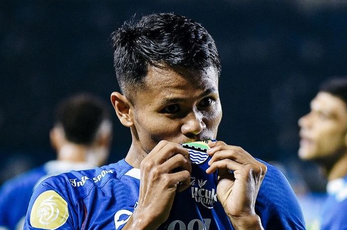 Selebrasi Dimas Drajad usai mencetak gol untuk Persib Bandung ke gawang Arema FC.