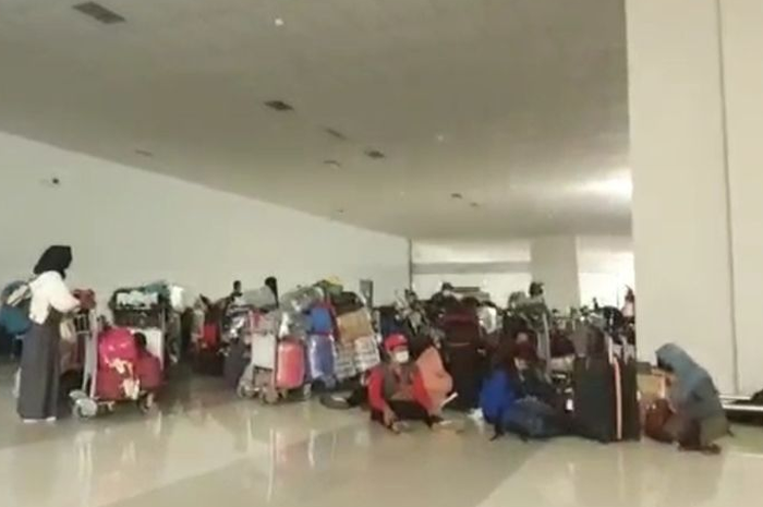Suasana penumpang dari luar negeri di Bandara Soekarno-Hatta, Kota Tangerang, Sabtu (20/12/2021). 