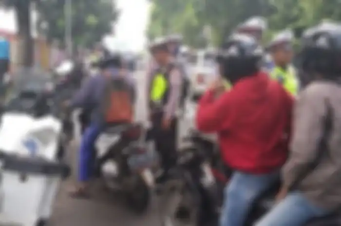 Berapa biaya untuk dapat stiker hologram motor atau mobil biar bebas tilang?