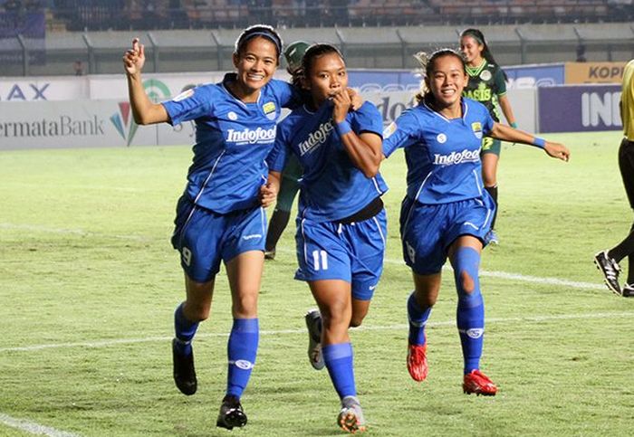 Para pemain Persib Putri melakukan selebrasi