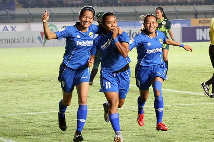 Para pemain Persib Putri melakukan selebrasi