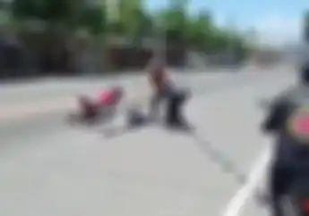 Bikin Haru, Video Pemotor Kecelakaan Tergeletak di Jalanan, Kekasih Datang Menangis Bahagia