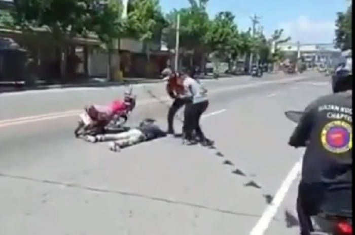 Pemotor kecelakaan, jadi trik melamar kekasihnya.