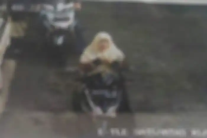 Emak-emak tanpa helm terkena tilang elektronik.