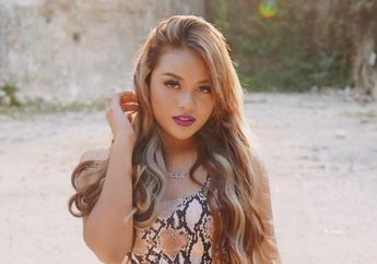 Seksinya Aurel Hermansyah Kenakan Kebaya saat Rayakan Ultah Arsy di Candi Prambanan