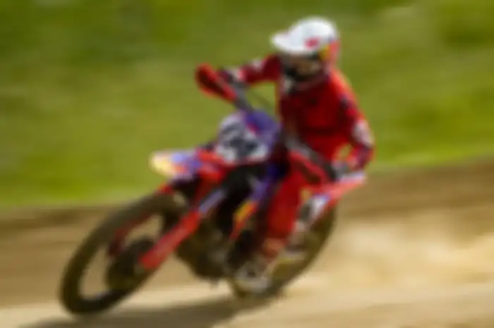 Gawat, Andrea Dovizioso alami insiden jatuh di kejuaraan regional motocross Italia dan dikabarkan mengalami cedera. Padahal jadwal MotoGP 2020 tinggal 3 pekan lagi