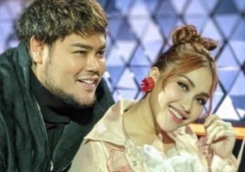 Foto Ivan Gunawan Mengecup Pipi Ayu Ting Ting Bikin Netizen Seantero Negeri Geger, Ternyata Ada Kisah Ini di Balik Potret Kemesraan sang Desainer dan Ibunda Bilqis, Apa Kira-Kira?