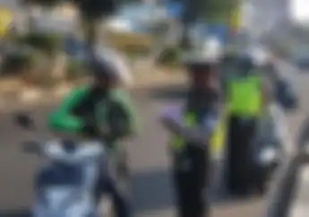 Pemilik Kendaraan Panik Tanpa Stiker Hologram Ditilang Polisi, Berlaku Mulai Kapan?