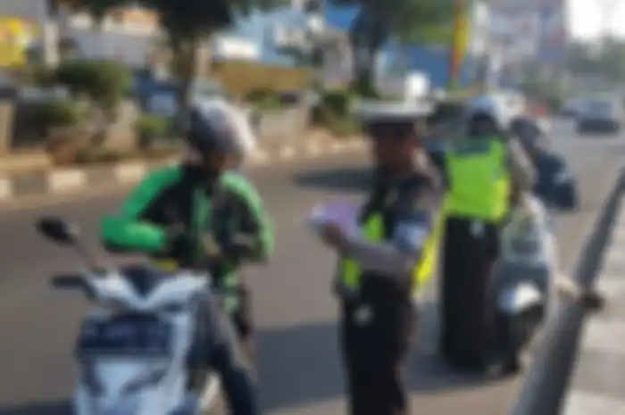 Pemilik Kendaraan Panik Tanpa Stiker Hologram Ditilang Polisi, Berlaku Mulai Kapan?