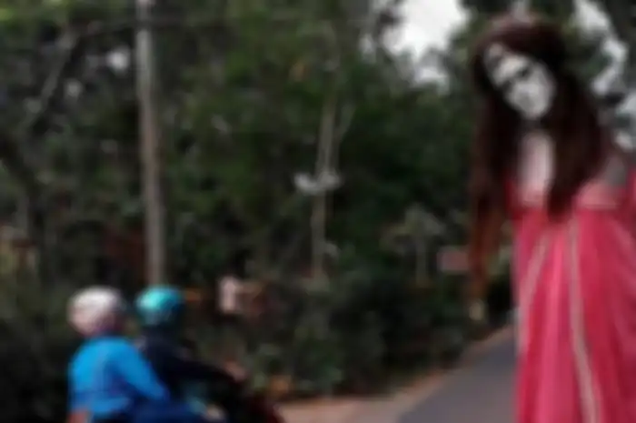 Sosok patung menyeramkan bikin pemotor ketakutan kalau jalan tengah malam.