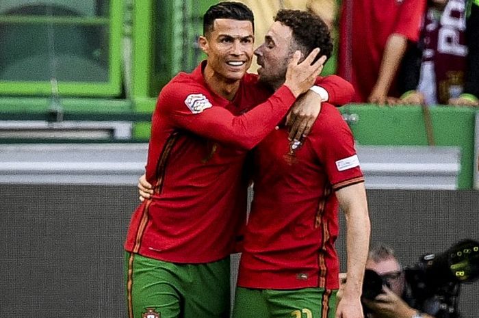 Cristiano Ronaldo merayakan gol Diogo Jota untuk timnas Portugal di laga UEFA Nations League (5/6/2022). Penyerang Liverpool, Jota, meninggal dunia akibat kecelakaan pada Kamis (3/7/2025).
