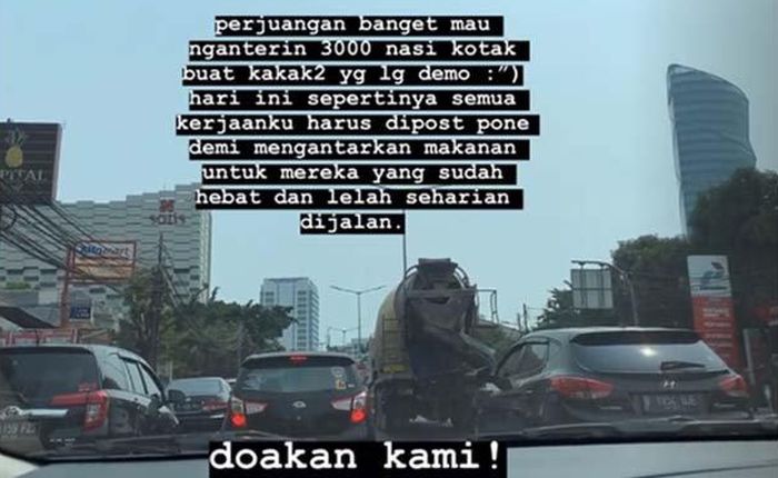 Awkarin bagi-bagi 3.000 nasi kotak buat para mahasiswa yang demo