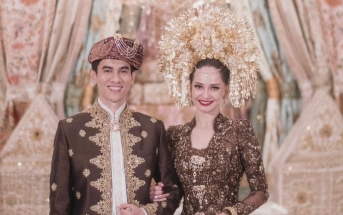 Enzy Storia dan Maulana Kasetra saat melangsungkan akad nikah.