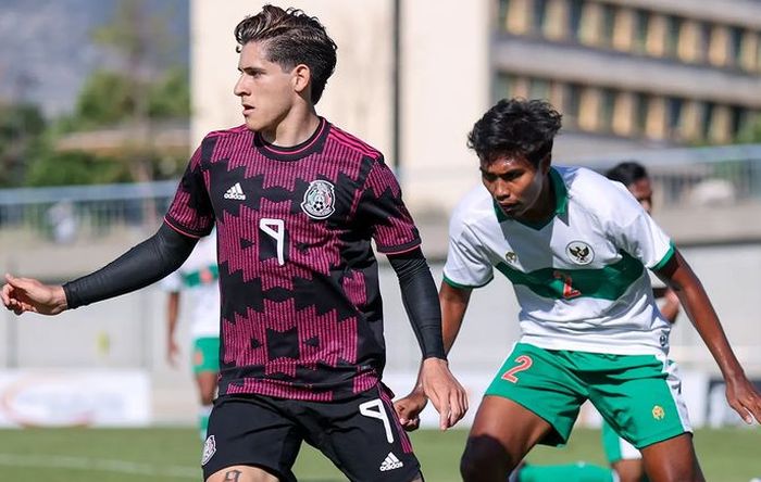 Striker Newcastle United Santiago Munoz saat menghadapi timnas Indonesia U-19 (5/6/2022). 