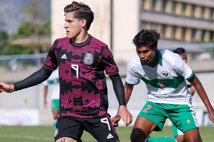 Striker Newcastle United Santiago Munoz saat menghadapi timnas Indonesia U-19 (5/6/2022). 