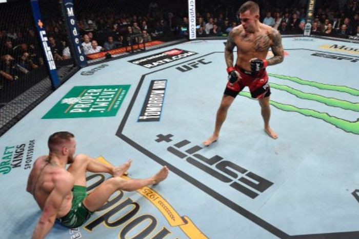 Dustin Poirier (kanan) saat melihat Conor McGregor (kiri) jatuh karena kesalahan melakukan tumpuan pada ajang UFC 264 di T-Mobile Arena, Las Vegas, Nevada, AS, Minggu (11/7/2021) waktu Indonesia.