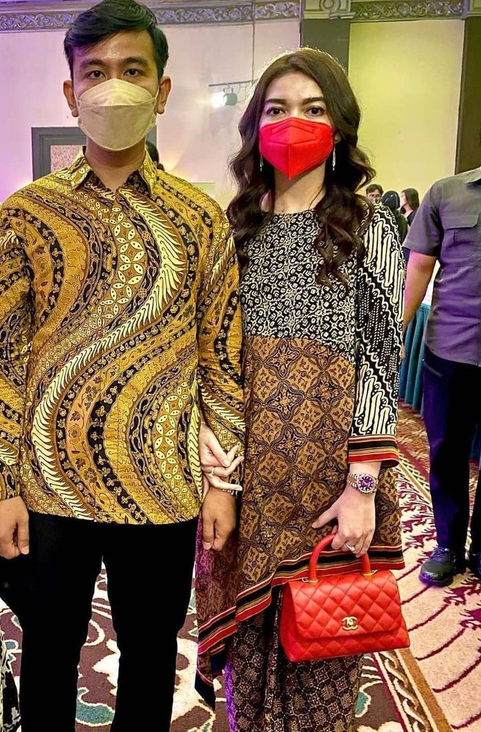 Tampilan Selvi Ananda gandeng suami pakai tas mewah